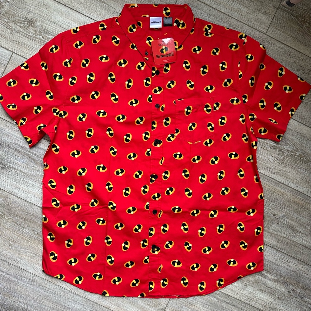 Mens Disney Incredibles Short Sleeve Button Down Shirt XL NWT.